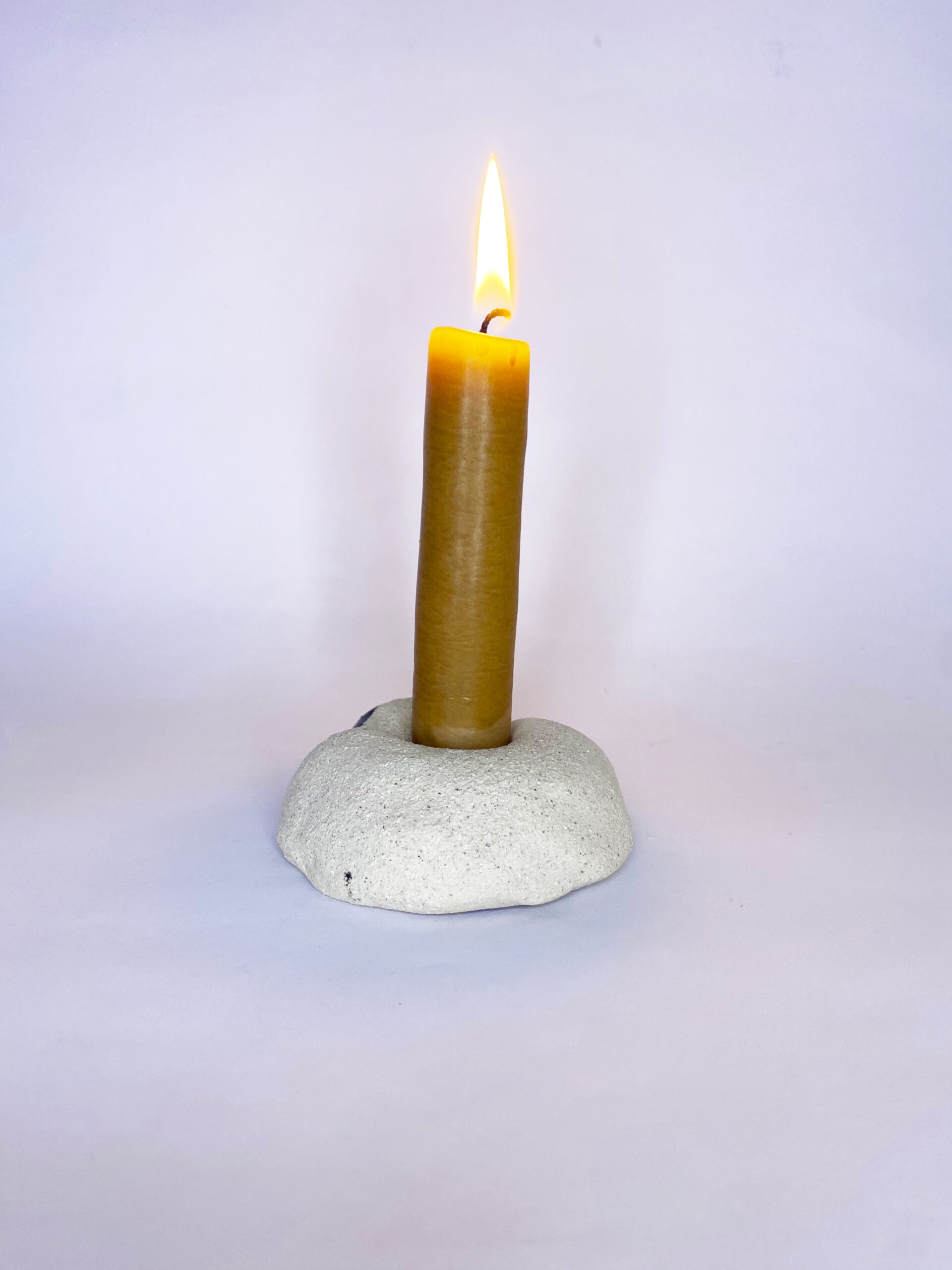 Bougeoir chien grès beige, Bougeoir artisanat chien, Bougeoir Doggo céramique, Bougeoir fait main chien, Décoration chien grès, Bougeoir original chien, Bougeoir en grès, Bougeoir design animal, Bougeoir modèle animal, Bougeoir déco artisanale, Accessoire décoration chien, Bougeoir décoratif en grès, Cadeau pour amoureux des chiens, Bougeoir fait main beige, Bougeoir animalier grès, Bougeoir décoratif chien, Objet déco chien grès beige, Bougeoir pour chien en céramique, Accessoire décoratif chien grès, Cadeau original pour propriétaire de chien, Décoration intérieure chien grès, Artisanat bougeoir chien, Bougeoir en céramique beige, Accessoire déco animalier fait main, Bougeoir en grès design original, Cadeau personnalisé amoureux des chiens