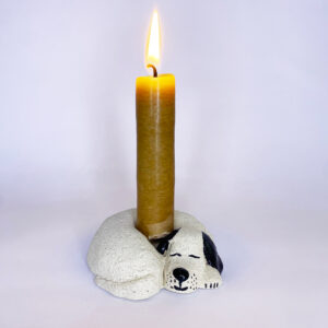 Bougeoir chien grès beige, Bougeoir Doggo céramique, Bougeoir artisanat chien, Bougeoir fait main chien, Décoration chien grès, Bougeoir original chien, Bougeoir en grès, Bougeoir design animal, Bougeoir modèle animal, Bougeoir déco artisanale, Accessoire décoration chien, Bougeoir décoratif en grès, Cadeau pour amoureux des chiens, Bougeoir fait main beige, Bougeoir animalier grès, Bougeoir décoratif chien, Objet déco chien grès beige, Bougeoir pour chien en céramique, Accessoire décoratif chien grès, Cadeau original pour propriétaire de chien, Décoration intérieure chien grès, Artisanat bougeoir chien, Bougeoir en céramique beige, Accessoire déco animalier fait main, Bougeoir en grès design original, Cadeau personnalisé amoureux des chiens