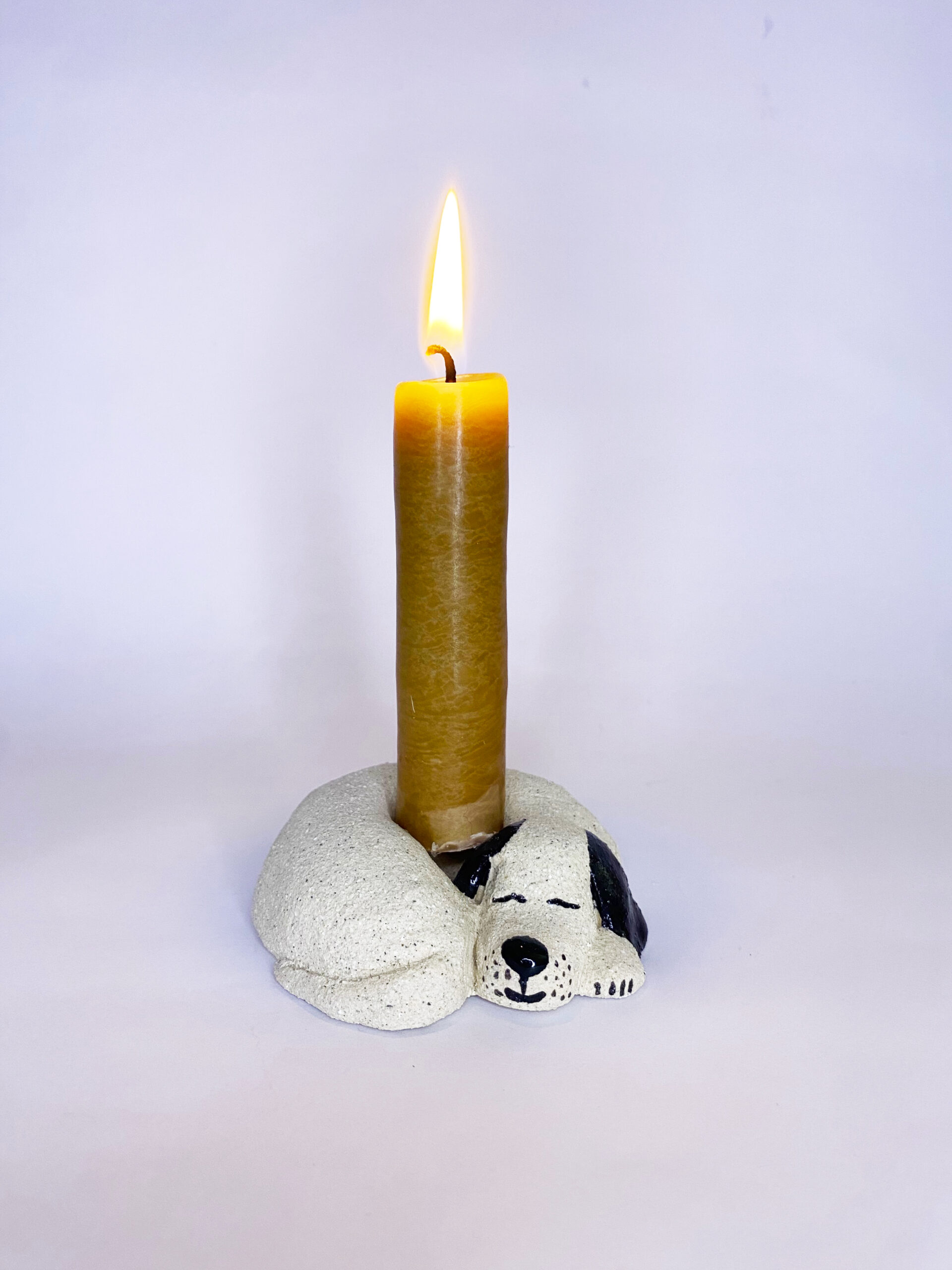 Bougeoir chien grès beige, Bougeoir Doggo céramique, Bougeoir artisanat chien, Bougeoir fait main chien, Décoration chien grès, Bougeoir original chien, Bougeoir en grès, Bougeoir design animal, Bougeoir modèle animal, Bougeoir déco artisanale, Accessoire décoration chien, Bougeoir décoratif en grès, Cadeau pour amoureux des chiens, Bougeoir fait main beige, Bougeoir animalier grès, Bougeoir décoratif chien, Objet déco chien grès beige, Bougeoir pour chien en céramique, Accessoire décoratif chien grès, Cadeau original pour propriétaire de chien, Décoration intérieure chien grès, Artisanat bougeoir chien, Bougeoir en céramique beige, Accessoire déco animalier fait main, Bougeoir en grès design original, Cadeau personnalisé amoureux des chiens