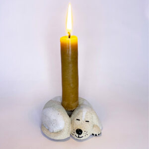 Bougeoir Doggo céramique, Bougeoir chien grès beige, Bougeoir artisanat chien, Bougeoir fait main chien, Décoration chien grès, Bougeoir original chien, Bougeoir en grès, Bougeoir design animal, Bougeoir modèle animal, Bougeoir déco artisanale, Accessoire décoration chien, Bougeoir décoratif en grès, Cadeau pour amoureux des chiens, Bougeoir fait main beige, Bougeoir animalier grès, Bougeoir décoratif chien, Objet déco chien grès beige, Bougeoir pour chien en céramique, Accessoire décoratif chien grès, Cadeau original pour propriétaire de chien, Décoration intérieure chien grès, Artisanat bougeoir chien, Bougeoir en céramique beige, Accessoire déco animalier fait main, Bougeoir en grès design original, Cadeau personnalisé amoureux des chiens