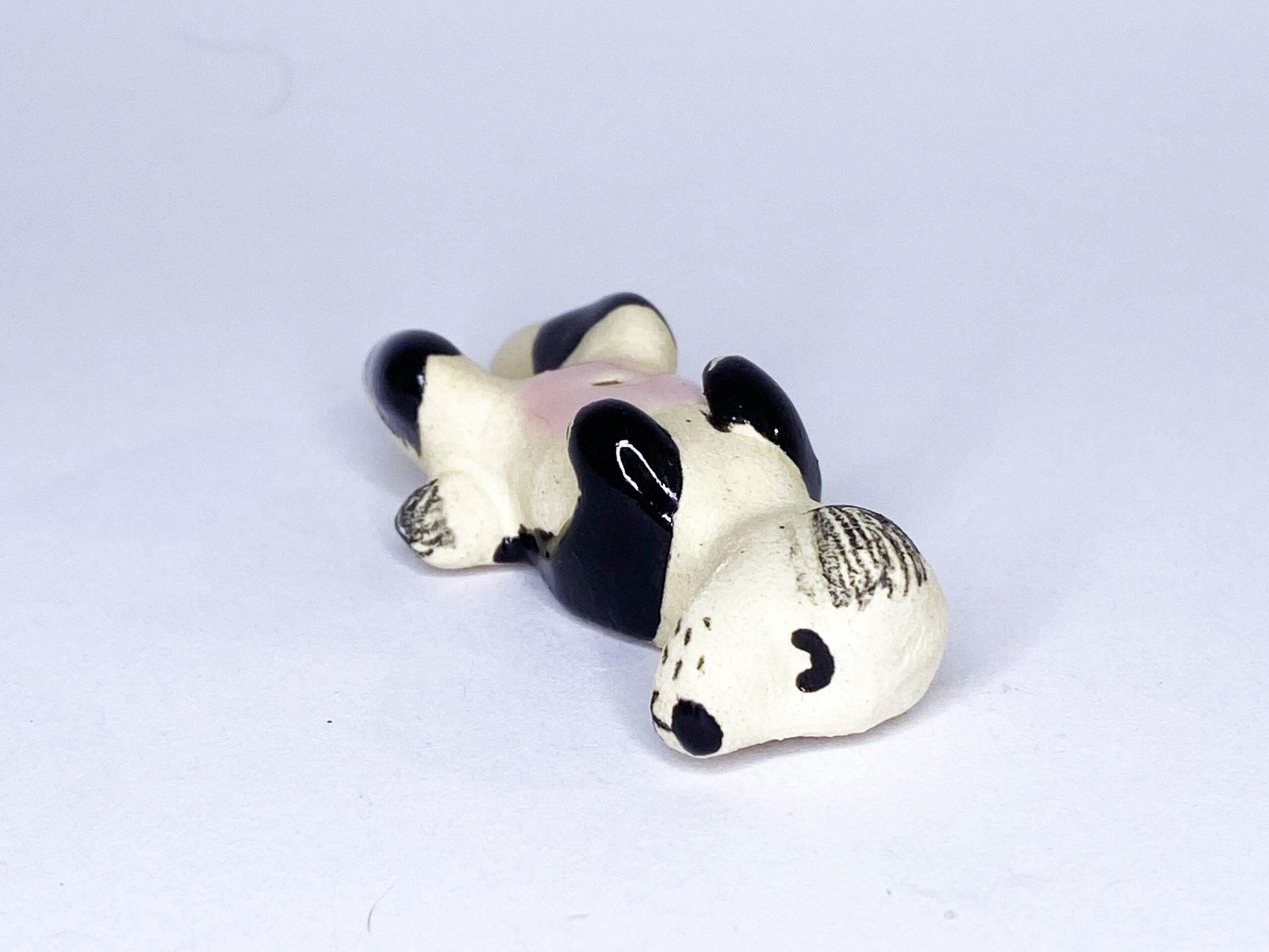 Porte-encens petit chien - tâches noires